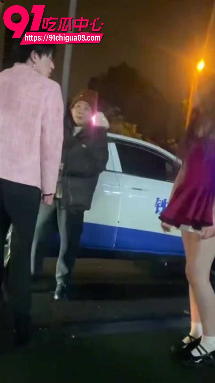 街头红裙辣妹当众揭穿男同男友8