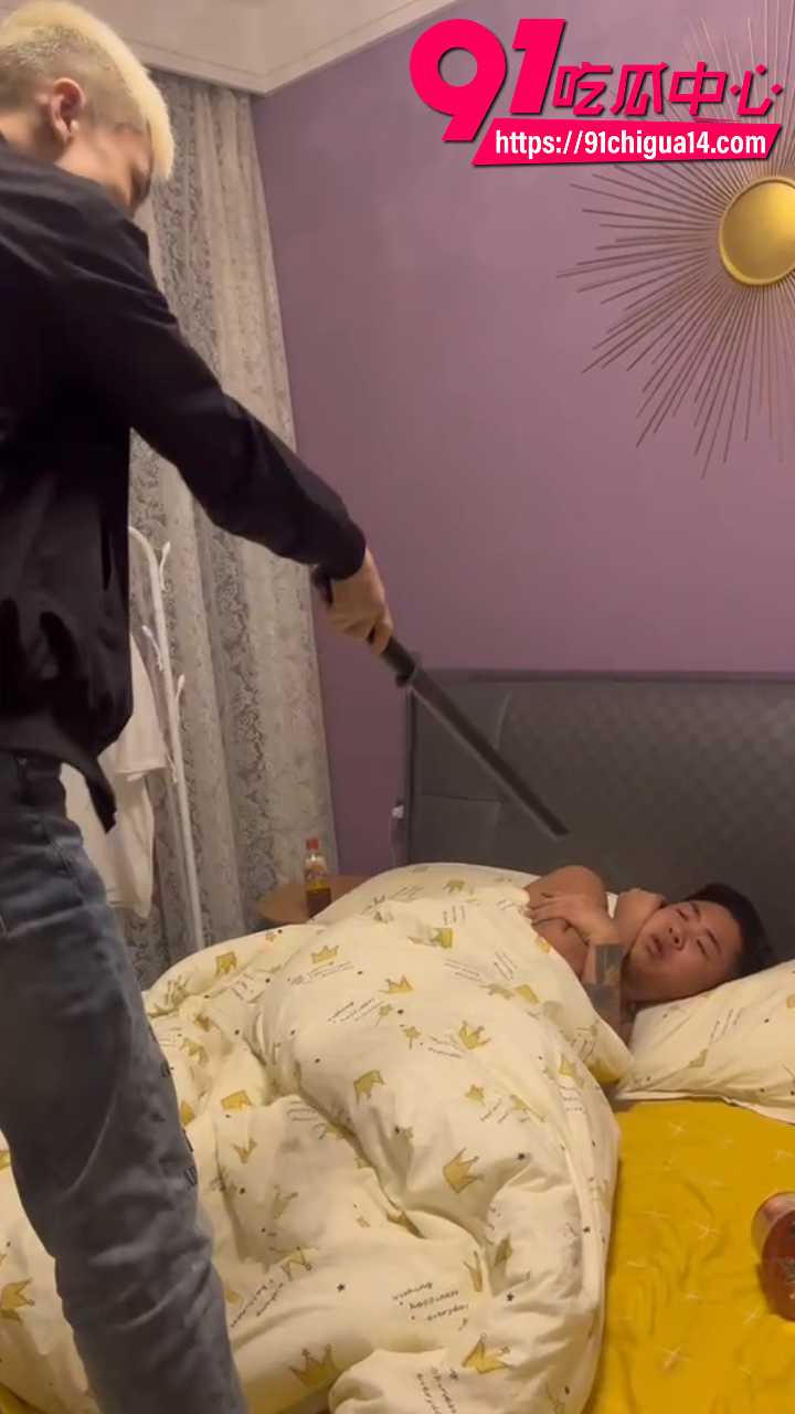 黄毛精神小伙深夜持刀闯房狂砍6 黄毛精神小伙深夜持刀闯房狂砍6