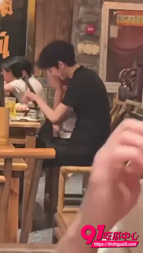 眼镜妹餐厅摸男生鸡巴视频8 眼镜妹餐厅摸男生鸡巴视频8