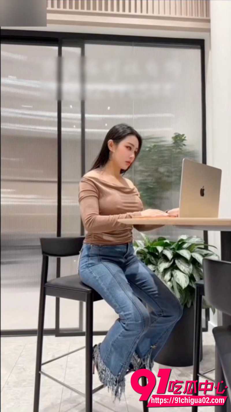 巨乳网黄汐梦瑶新作 舅妈抓到外甥偷丝袜打手枪 竟亲自喂饱他的大鸡巴!