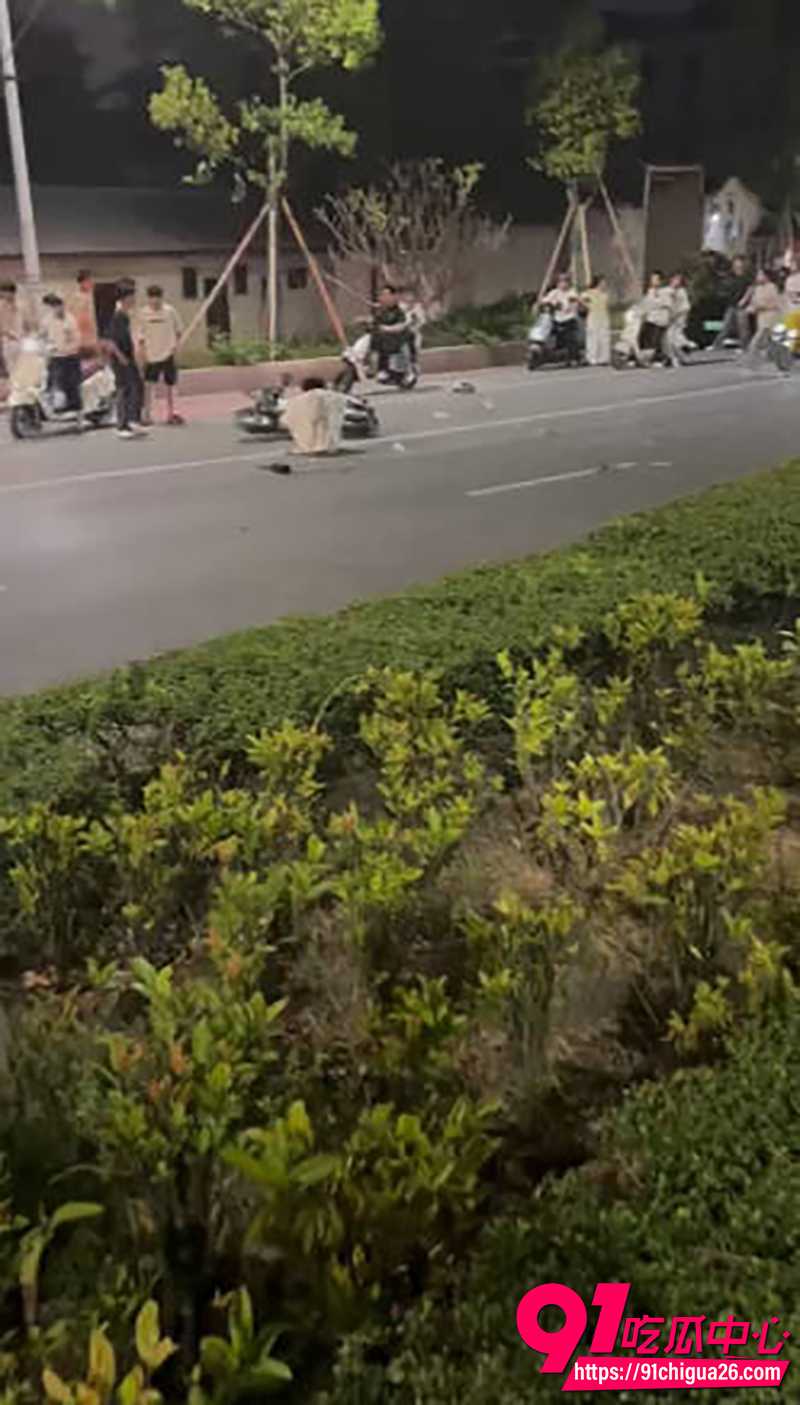 南宁深夜鬼火对撞翻车 少年倒地满街围观 现场看得人头皮发麻!
