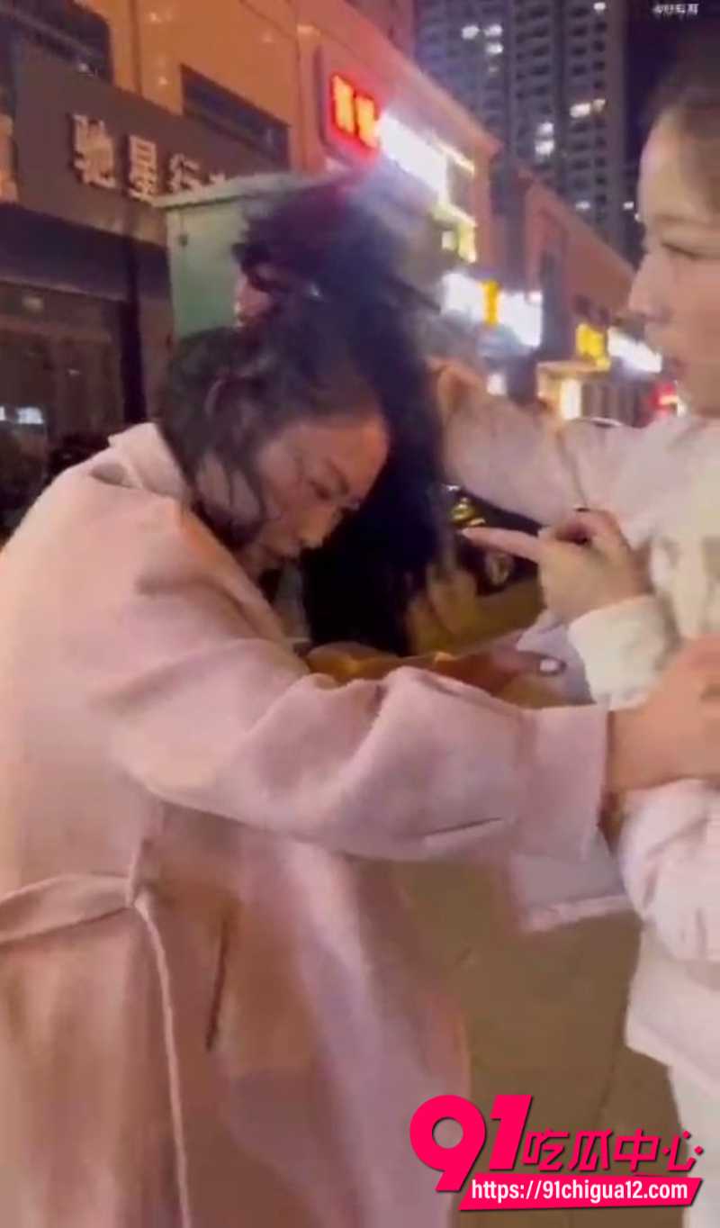 原配街头怒抓小三2