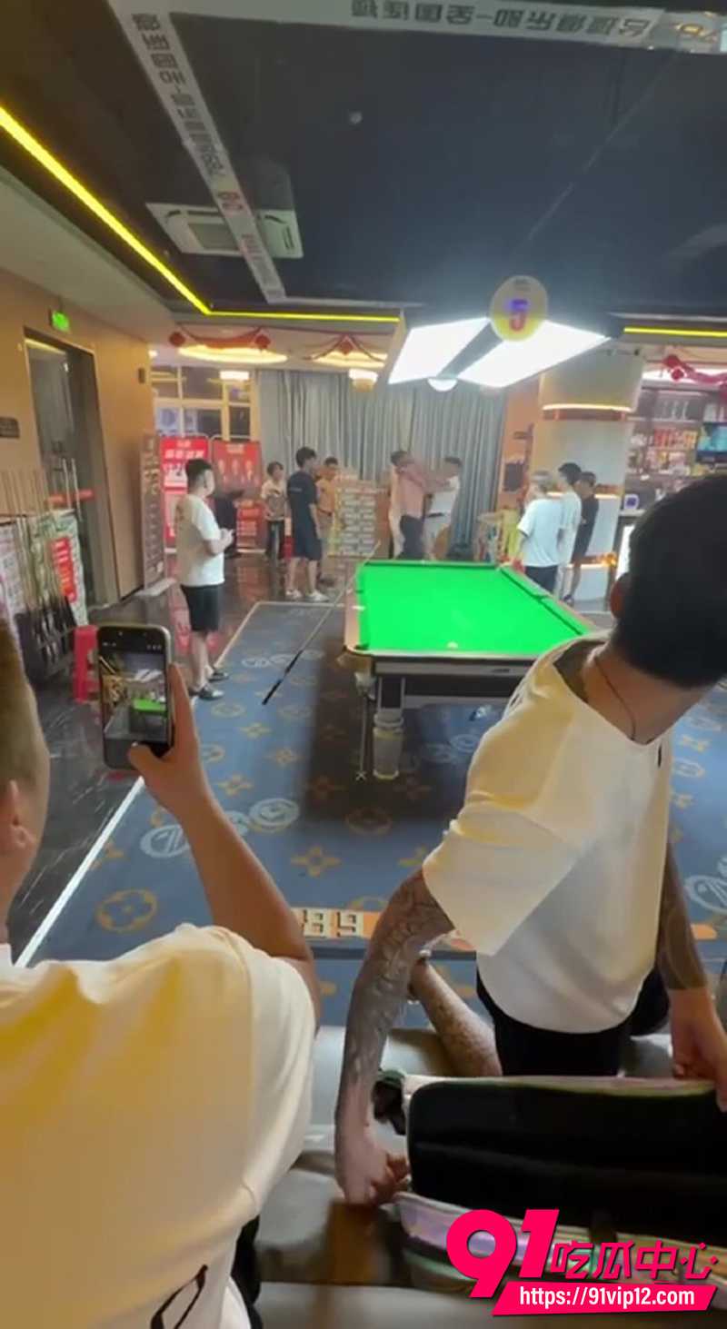 湖南永州道县台球厅打架现场 精神小伙们你推我搡 场面一度失控 !