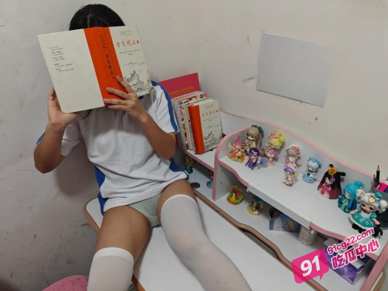 海角社区父女乱伦福利剧情 爸爸女儿在书桌上开战 阴茎摩擦女儿小肥穴 并射在她屁股上 配图2