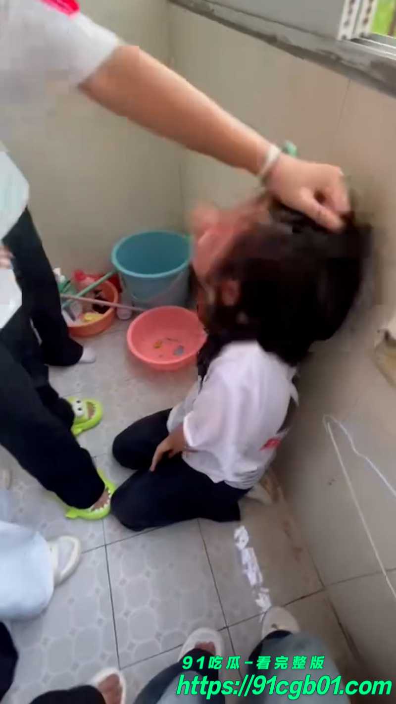 广西梧州市苍梧县石桥中学八名女生围殴一名女生网页素材7素材水印版 广西梧州市苍梧县石桥中学八名女生围殴一名女生网页素材7素材水印版