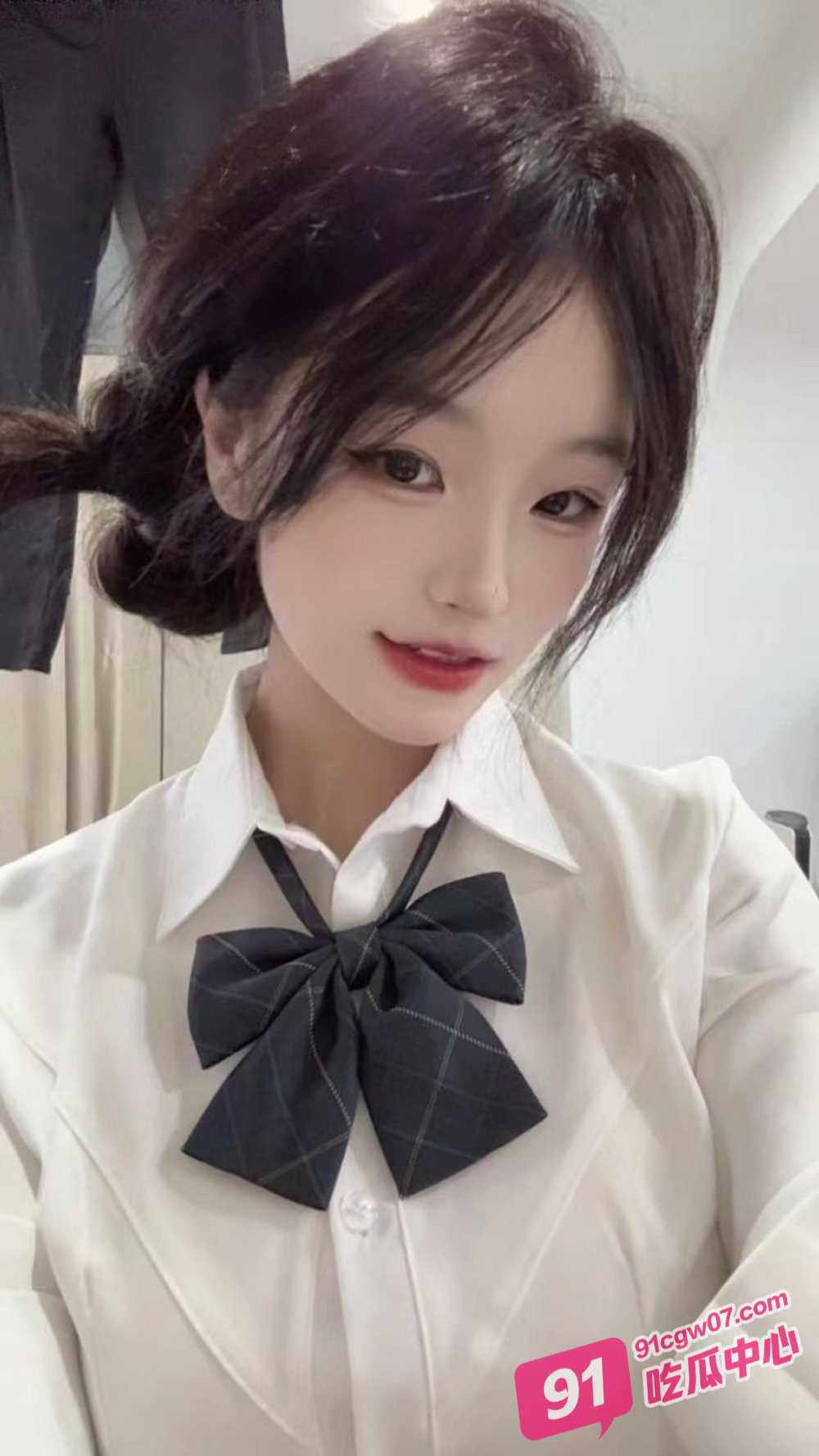 日本真实街头小混混 铁链锁少女在路边栏杆上 又扣逼又拍照~ 配图