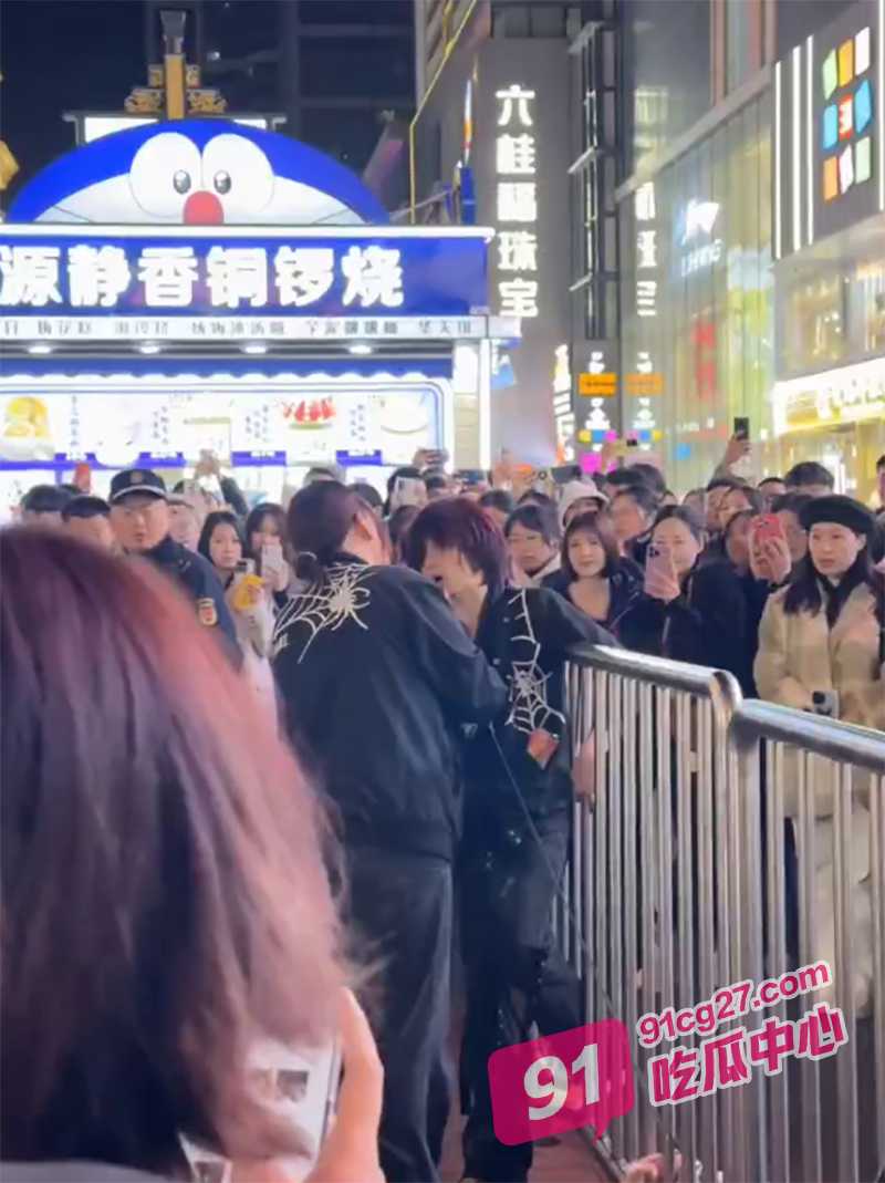 辽宁沈阳中街情侣吵架事件 男方吃软饭还出轨 现场混乱场面一度失控！