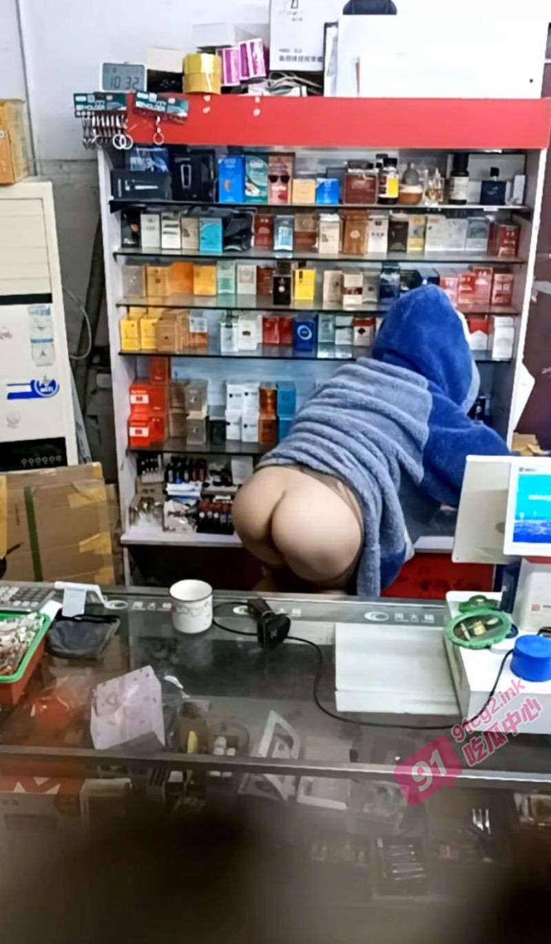 猎奇推荐~熟妇老板娘没想到是个露出癖 透明装诱惑男顾客勾引进小屋性爱啪啪!