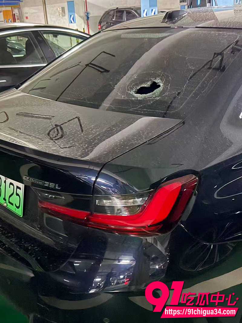 中江浅水湾少年狂砸200辆豪车 迈巴赫保时捷无一幸免 这得赔多少？