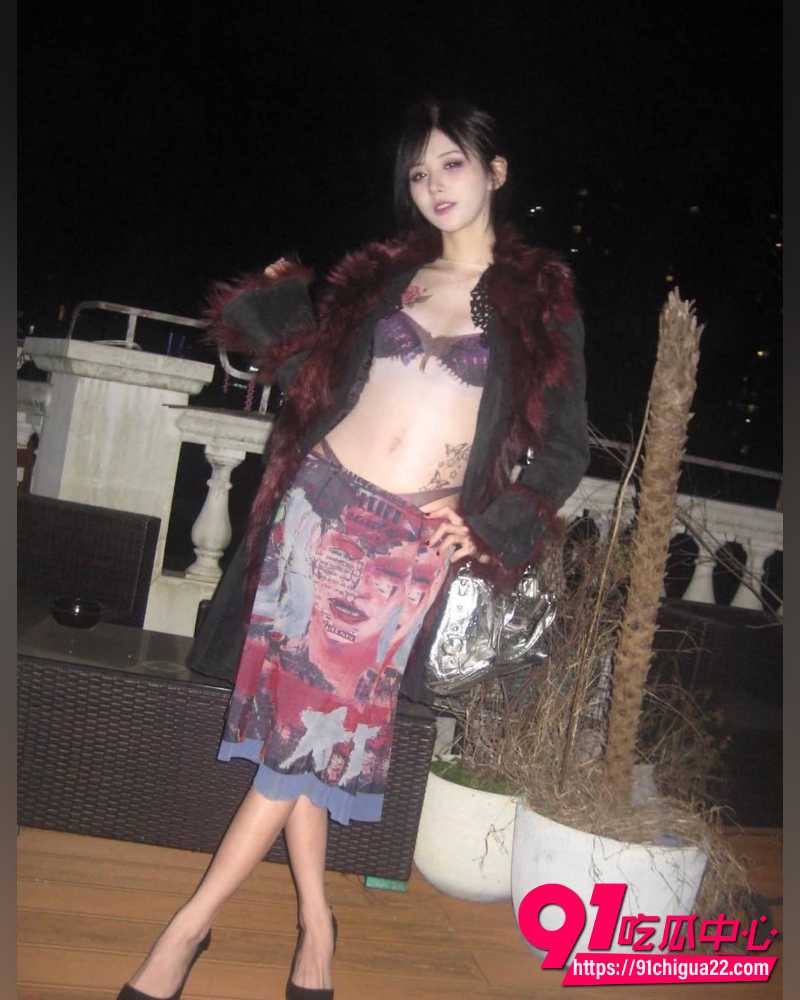 井川里予海外晒吸烟照 7