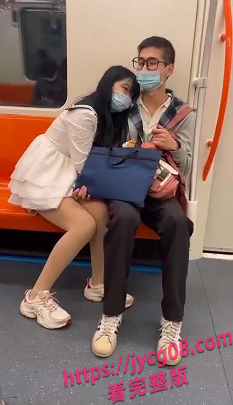 上海地铁又出事!情侣旁若无人上演激情画面引热议!