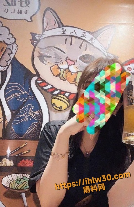 出租房里的姐姐遭受弟弟乱伦操爱 性感逼毛露出送给鸡吧狂操！