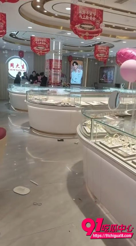 苍溪周大生砸店现场监控6 苍溪周大生砸店现场监控6