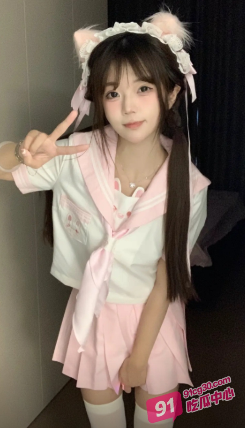 萝莉少女秦可心居家玩跳蛋自慰 被突然回家的男友按在床前激烈打桩!
