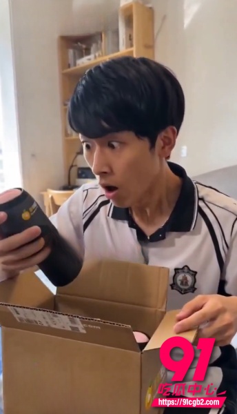 黄果AI短剧失踪的飞机杯第1至2集 猥琐男用老妈分泌液涂抹飞机杯自慰 禁忌游戏彻底点燃