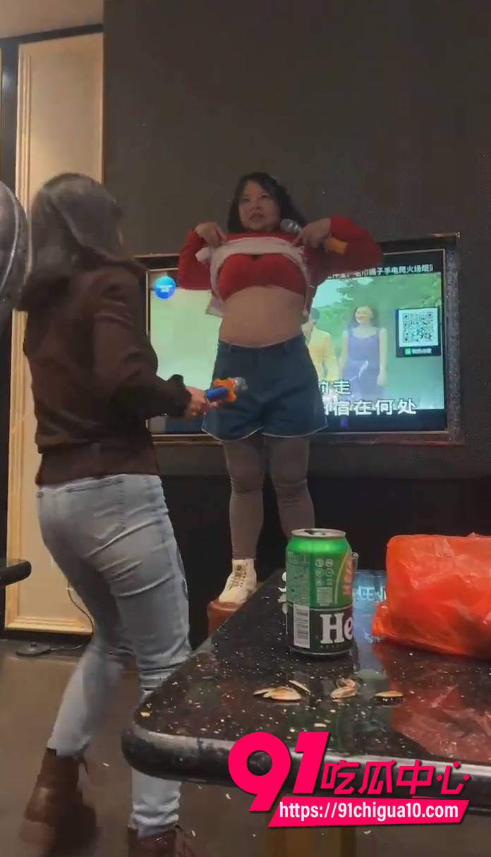 红衣大妈KTV话筒插逼1 红衣大妈KTV话筒插逼1