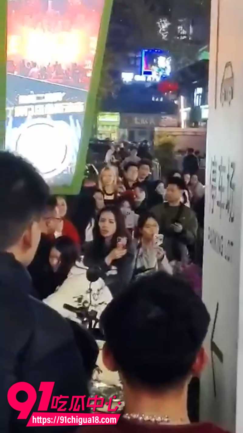 广西精神小妹在普宁广场打群架现场画面2