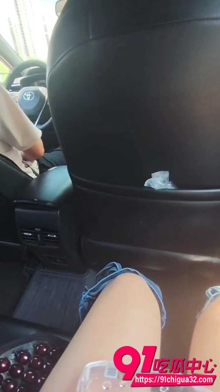 司机边开车边打飞机1