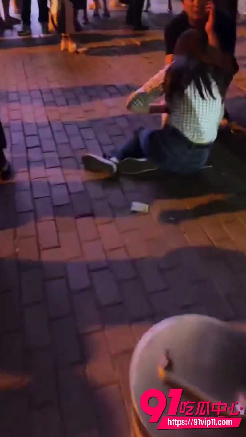 情侣嘲讽骑手不如狗事件 6