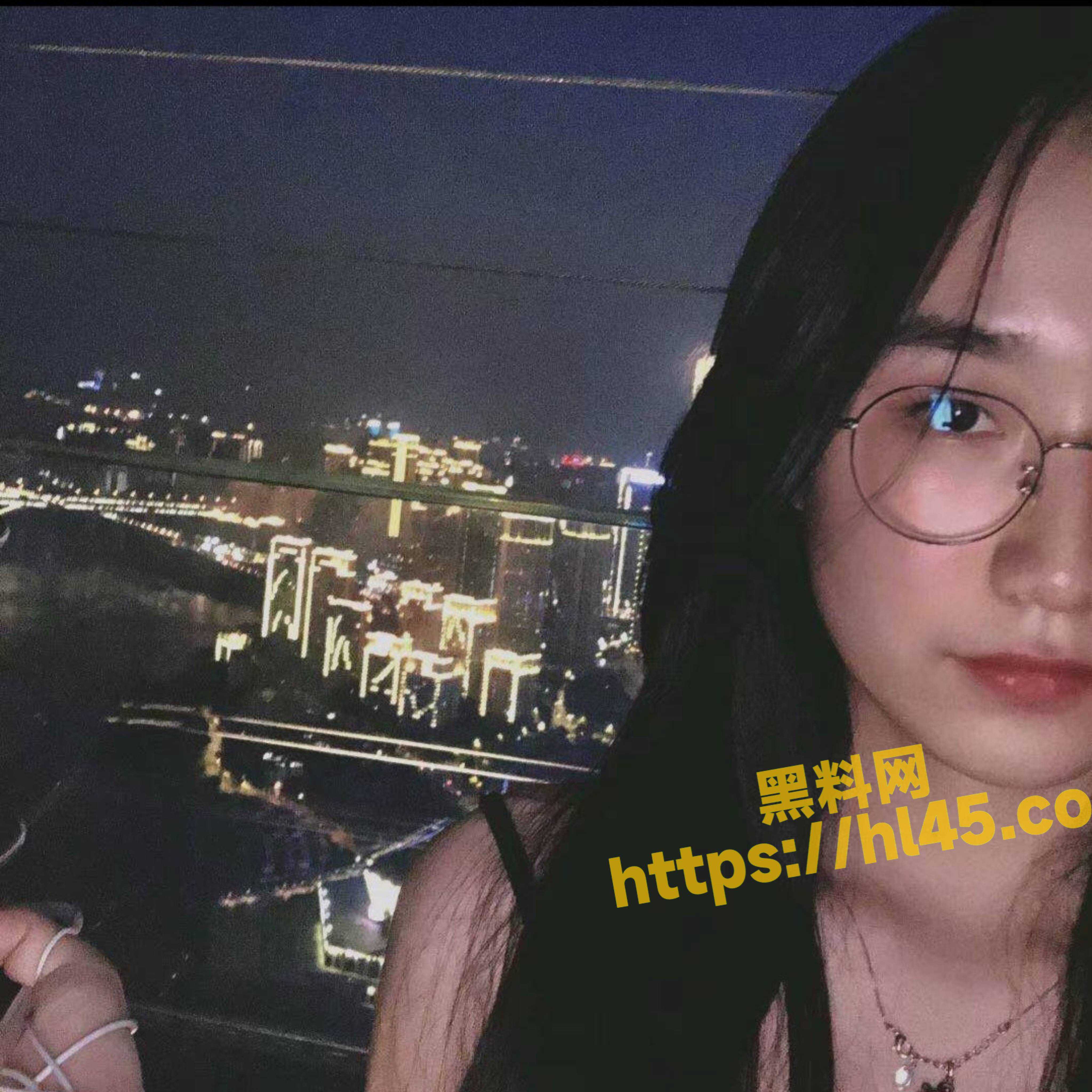 反差眼镜女大学生 楚楚动人 人后掰穴揉奶闷骚放荡 已被金主开发调教成母狗！