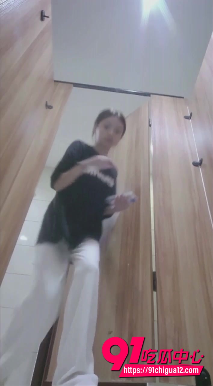 商场女厕大神偷拍合集4
