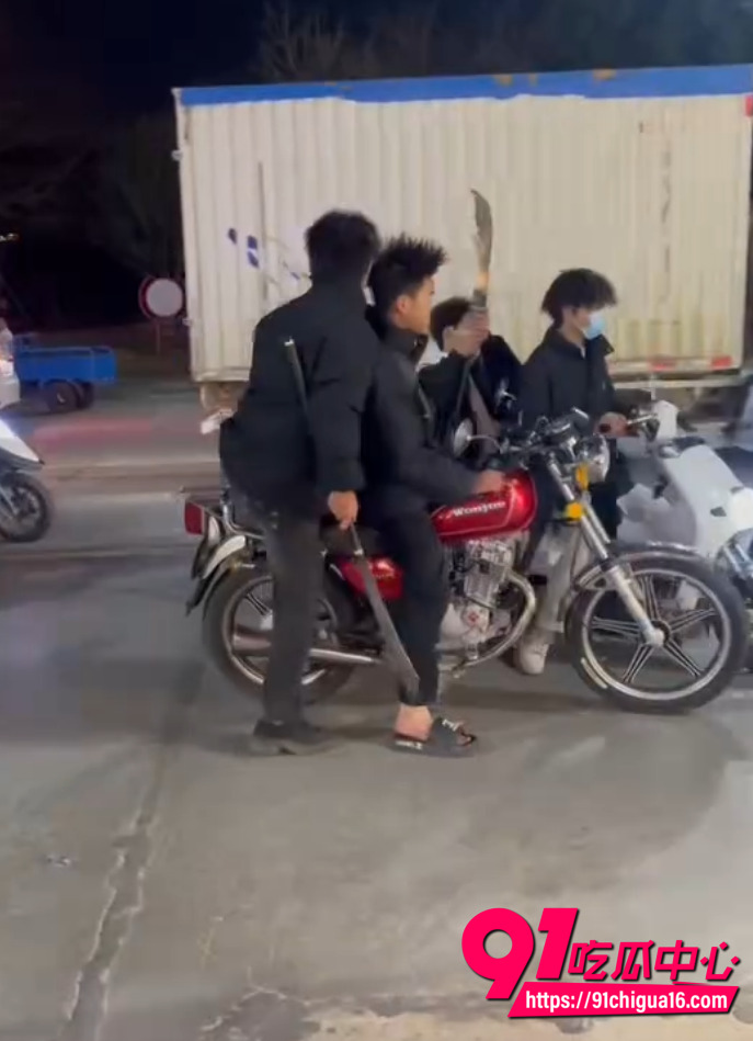 汕头精神小伙持械斗殴视频6
