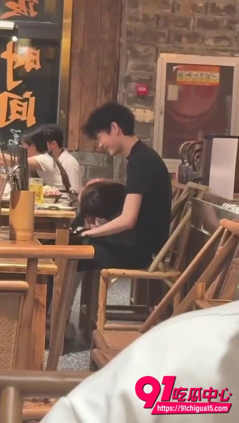眼镜妹餐厅摸男生鸡巴视频4 眼镜妹餐厅摸男生鸡巴视频4