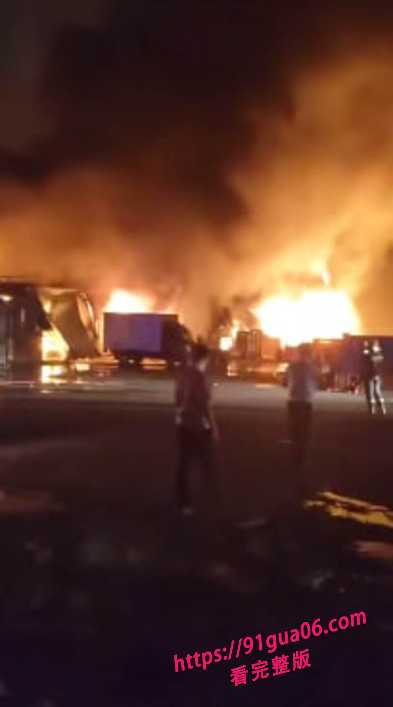 天津大毕庄五金城突发火灾03