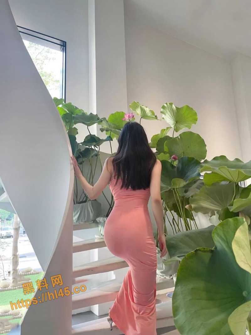 随着水的流动 她的臀部不时碰撞着我的阴茎 此时她的手已经握住了我的阴茎! 配图