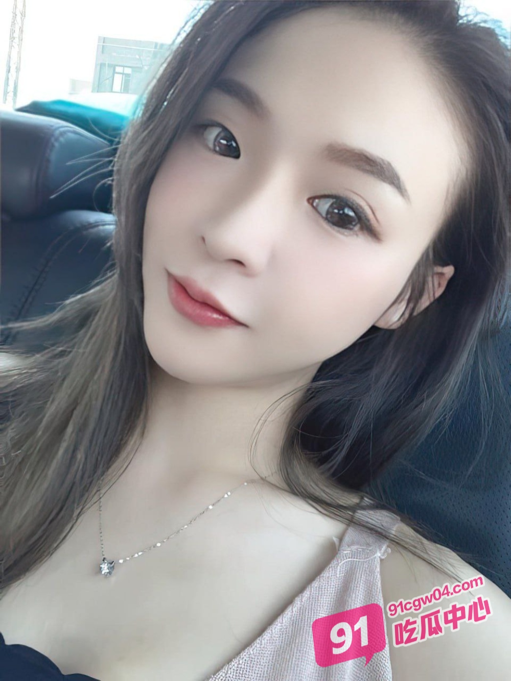 台湾性感台妹 媛媛 裸体在镜头前主动掰开鲍鱼发骚 妹子很嫩很骚气 玩的就是真实！ 配图