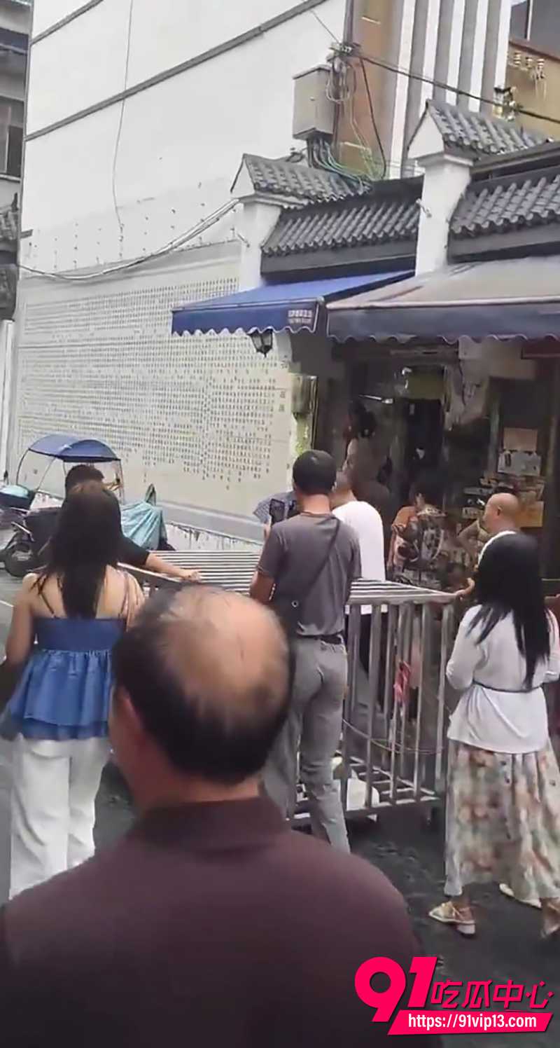 女子关铁笼游街系摆拍 6