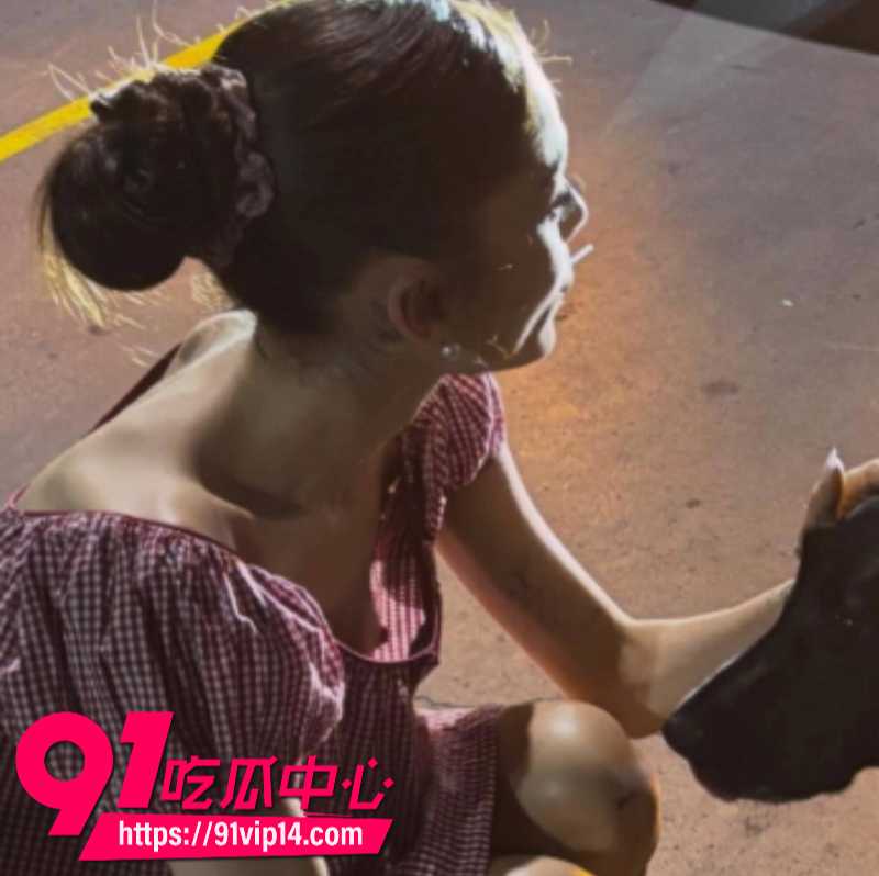 美国创作歌手ArianaGrande自拍照走光 蹲地逗狗时的露奶头照片在IG疯传