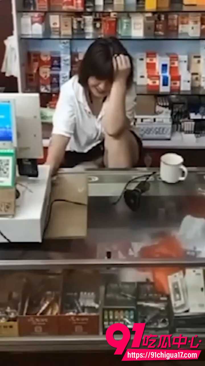 烟酒店熟女老板娘当众掀裙勾引顾客2 烟酒店熟女老板娘当众掀裙勾引顾客2