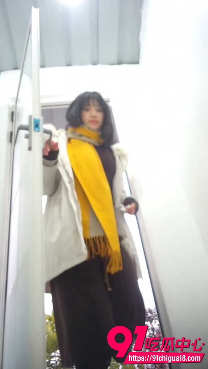 景区简易女厕高清偷拍美女尿尿2