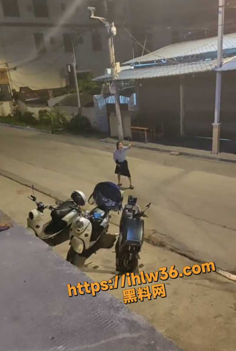 云南德宏奇葩事件 男子嫖娼以后不给钱想白嫖 被站街女追到街上辱骂讽刺！