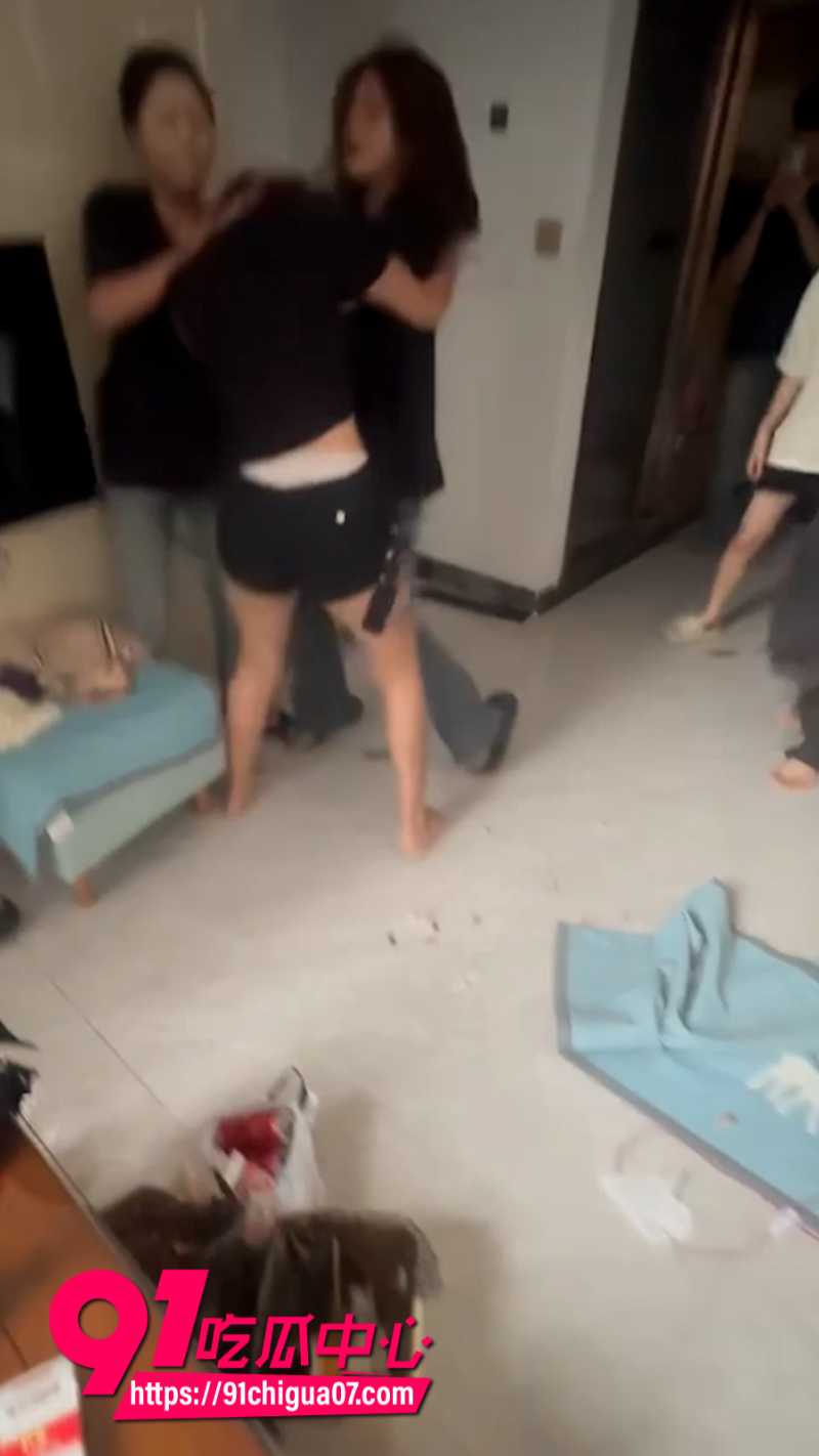 男子出轨被女友抓奸之后带人暴打8 男子出轨被女友抓奸之后带人暴打8