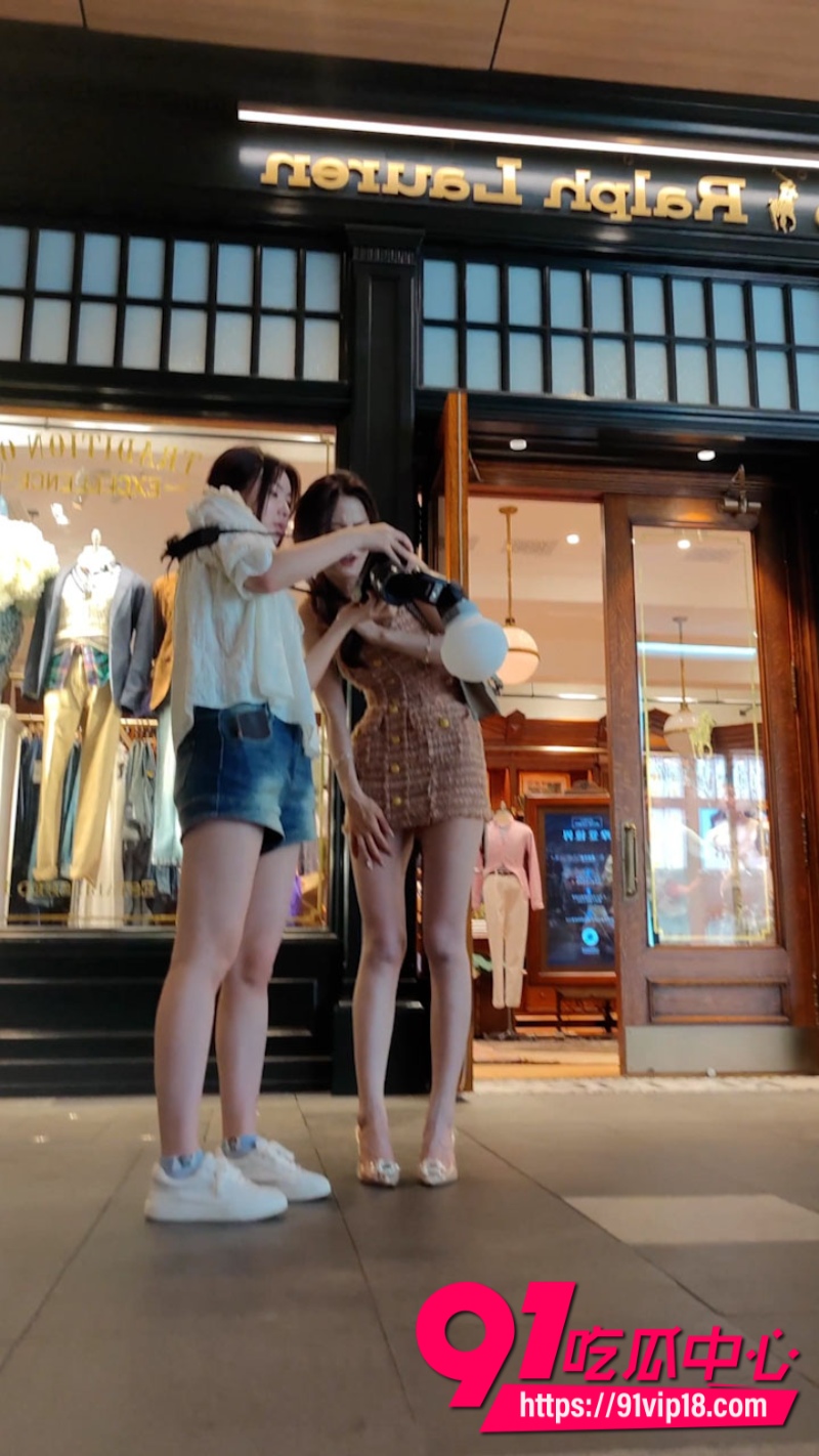 抄底大神街头尾随偷拍姐妹花裙底0