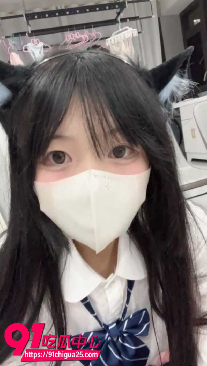 白嫩女高中生身穿JK制服 把女同学调教成听话母狗 让她跪在地上乖乖舔脚