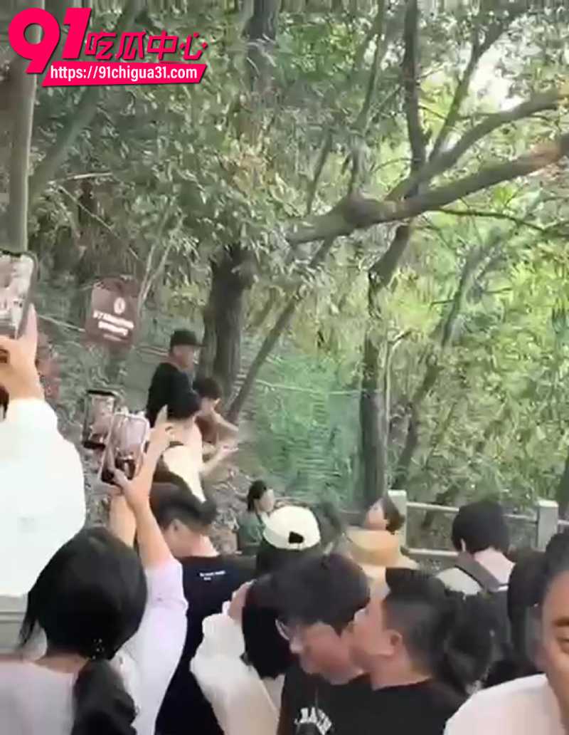 杭州北高峰抓奸大瓜小伙勾引女友闺蜜偷情被女友抓奸7