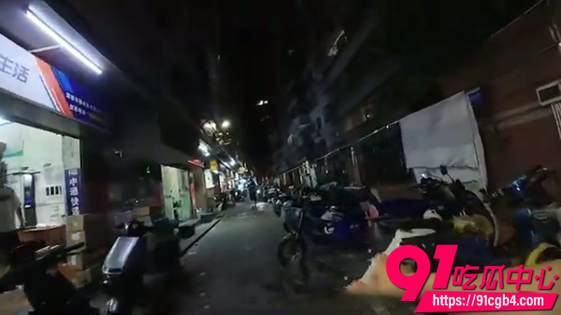 深圳福田城中村 夜探黑暗小巷 按摩SPA推油店一家接一家 黑丝学生服妹子后入啪啪浪叫连连实况4
