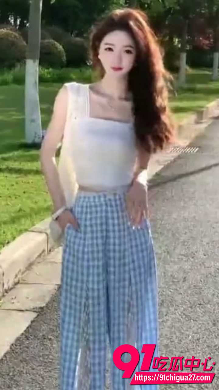 网红主播小馋猫呀清纯可爱 黑丝短裙到户外长裙再到毛绒浴袍多套造型大秀身材 网红主播小馋猫呀清纯可爱 黑丝短裙到户外长裙再到毛绒浴袍多套造型大秀身材