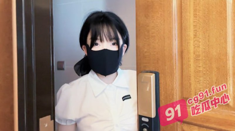 解锁陪玩的隐藏服务 制服嫩妹被按在胯下爆操 秒变淫荡小母狗！