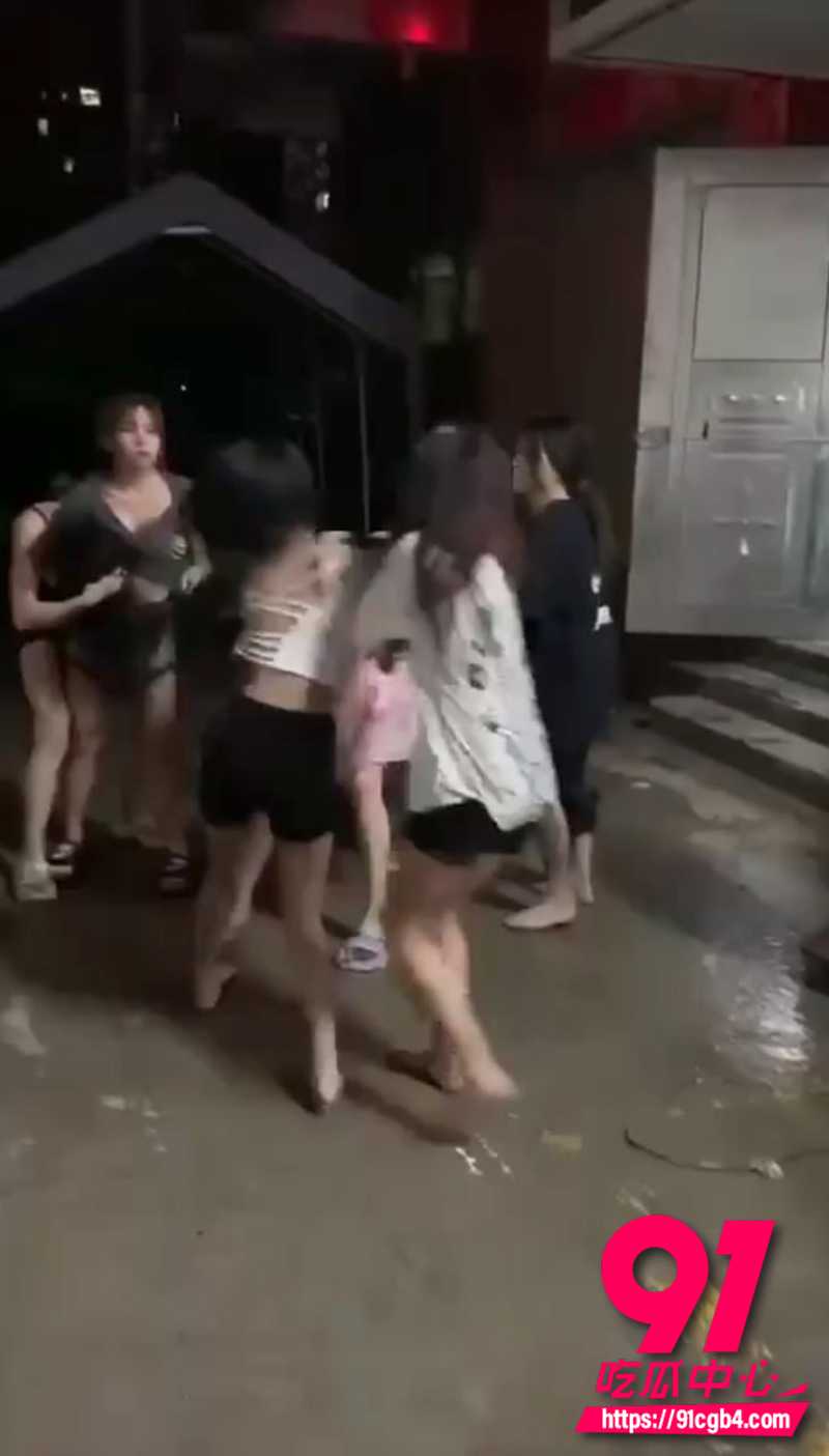 精神小妹干架现场 1