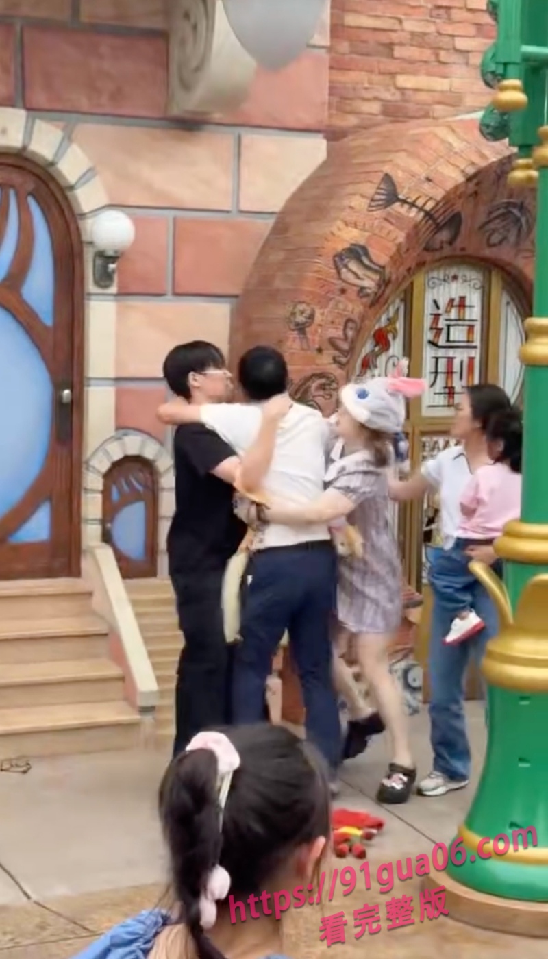上海迪士尼情侣打架完整版2.jpg
