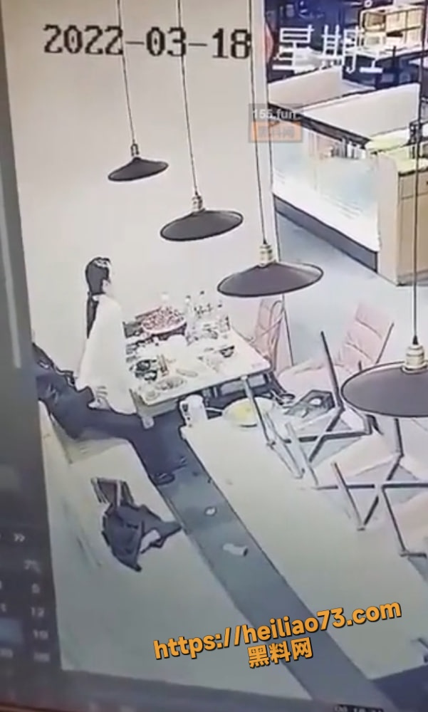 火锅店情侣找刺激 美女坐男友腿上裤子半脱 被狂顶骚穴！