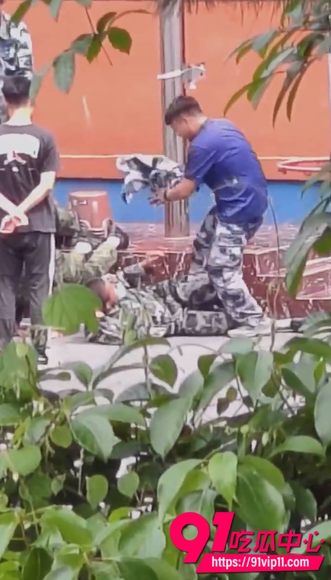 重庆素质教育基地教官暴打学员内部偷拍画面曝光3 重庆素质教育基地教官暴打学员内部偷拍画面曝光3