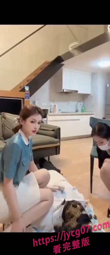 猎奇重口慎入！美艳御姐调教男宠 当众拉脸强喂瘆人画面！ 配图7