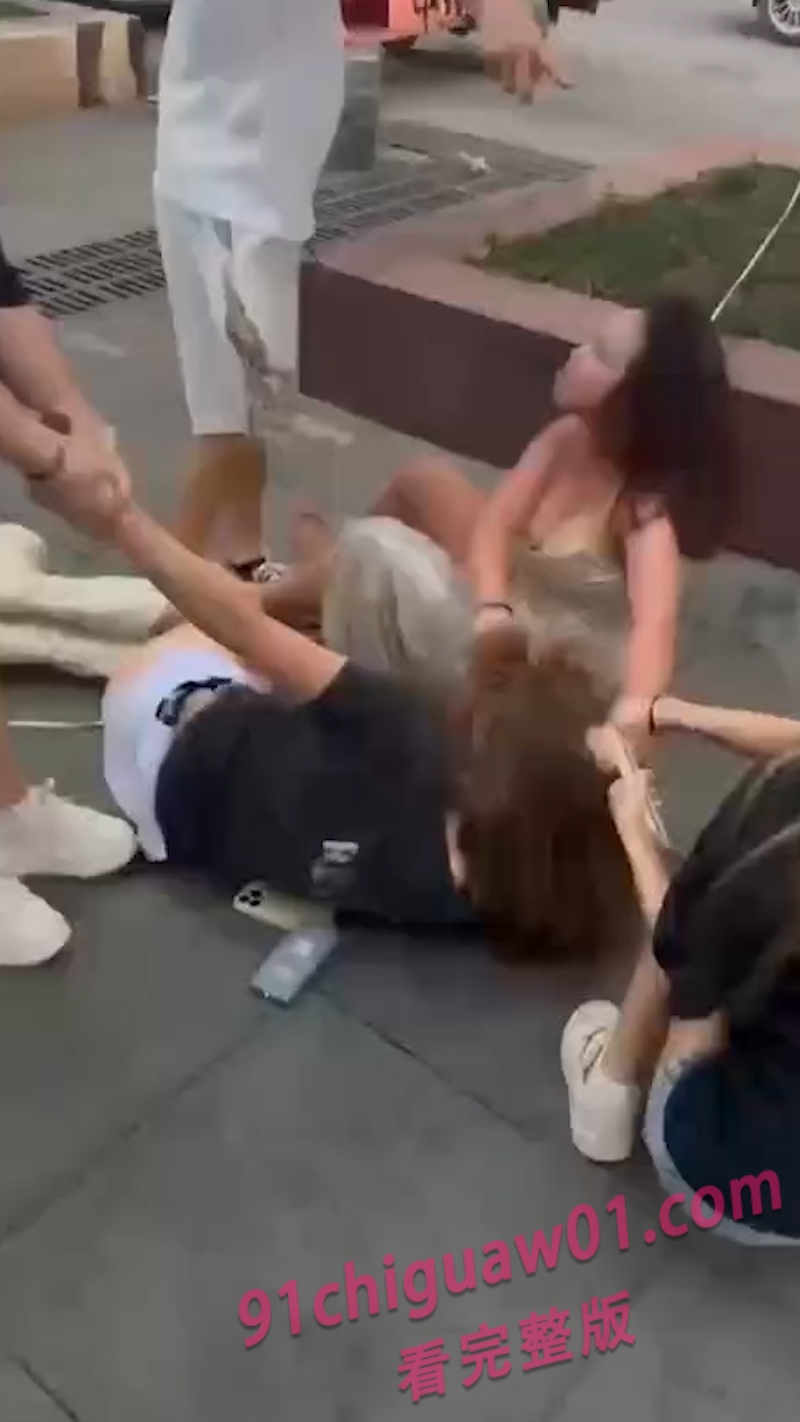小仙女秒变战斗姐？街头冲突走光视频疯传全网