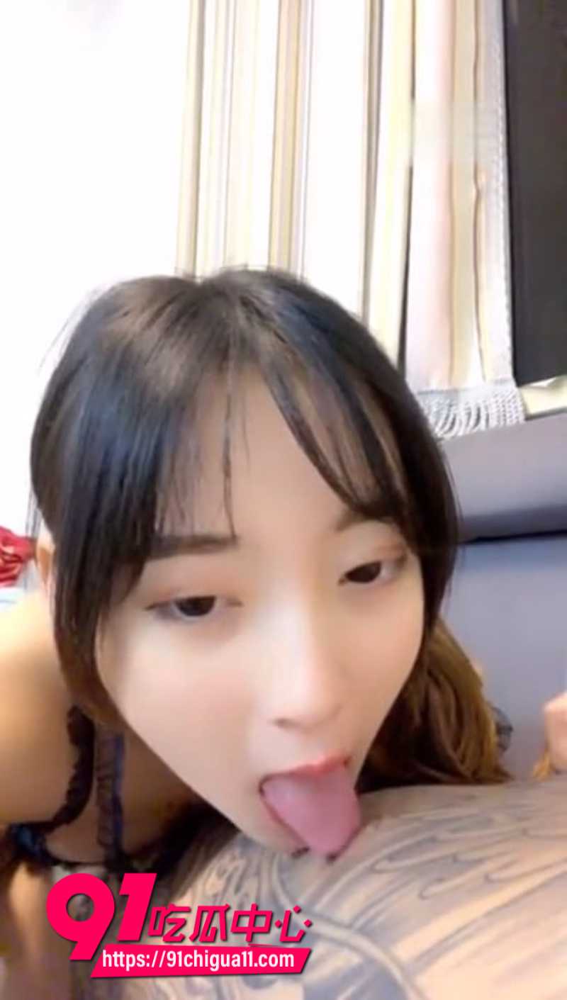 精神小妹被纹身社会大哥带到酒店开黄播2