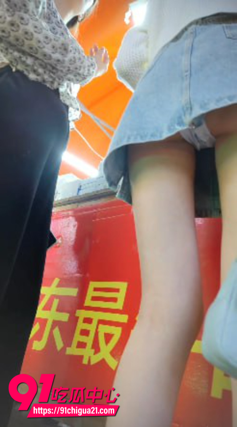 抄底大神夜市上尾随牛仔裙小姐姐极限偷拍3